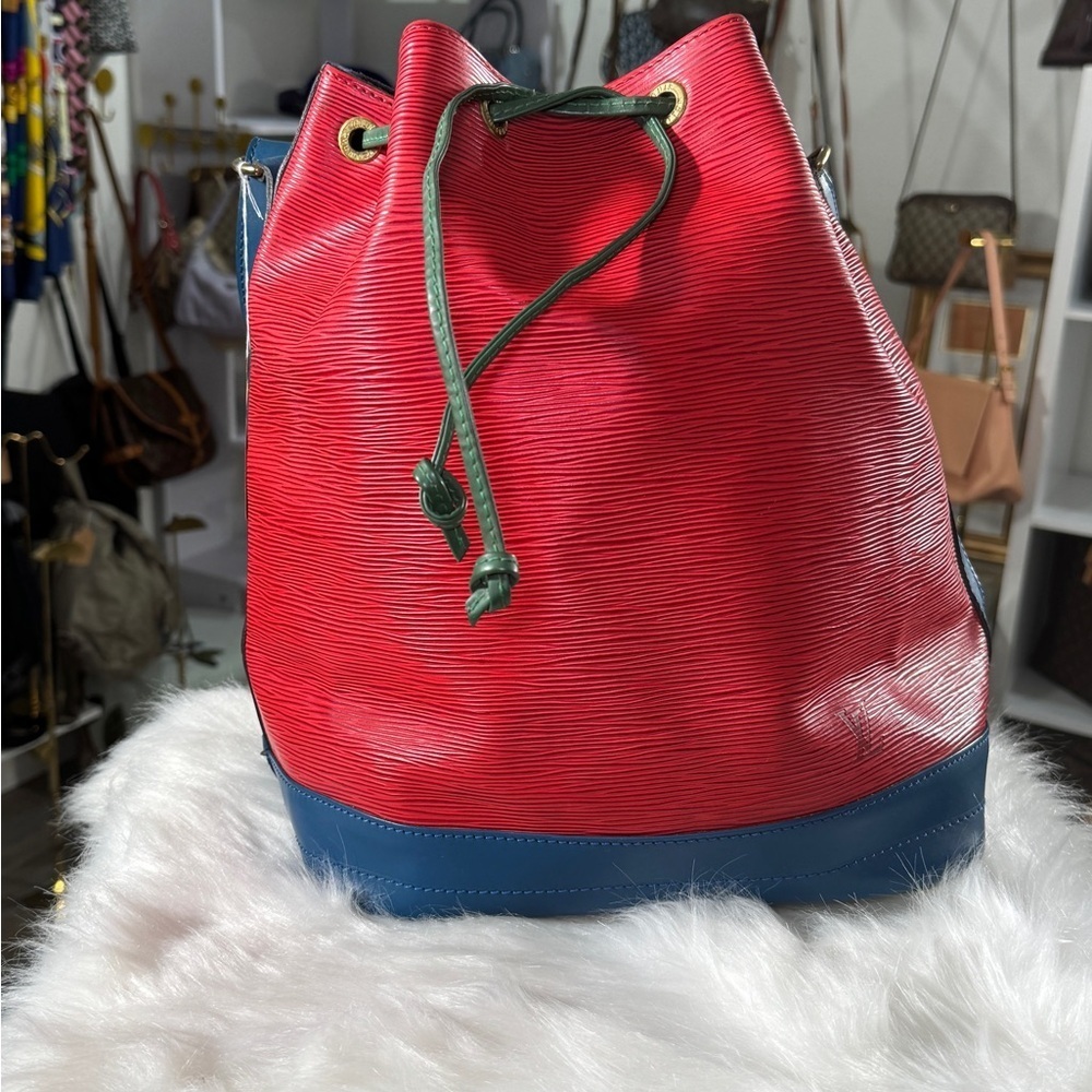 Louis Vuitton LV Shoulder Bag Noe Red Epi